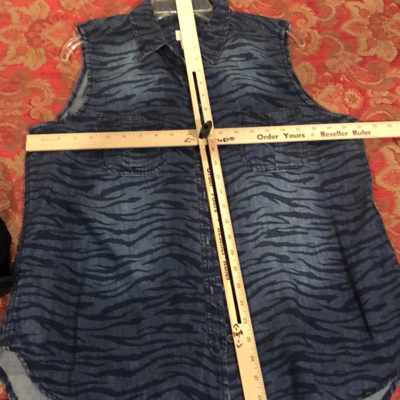 Chico’s large blue denim sleeveless animal print denim button down shirt - Picture 7 of 15